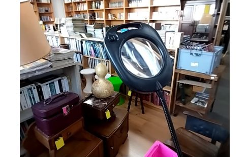 LOUPE LUMINEUSE SUR PIED