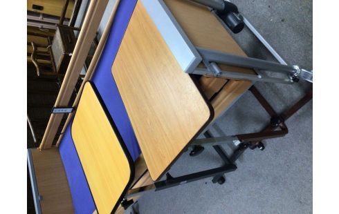 TABLE D APPOINT SUR ROULETTES