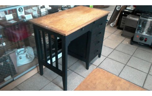 SCHREIBTISCH IM VINTAGE-STIL