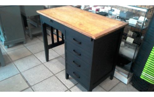 SCHREIBTISCH IM VINTAGE-STIL