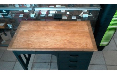 SCHREIBTISCH IM VINTAGE-STIL