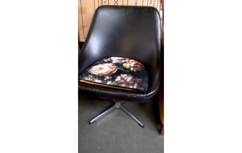 STOEL KUIPSTOEL VINTAGE ZWART SIMILI