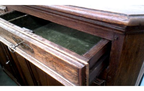 MUEBLE BAJO. ANTIGUO 2 PUERTAS 3 CAJONES