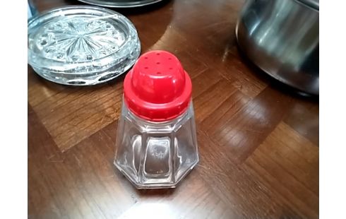 SALIERE EN VERRE COUVERCLE ROUGE