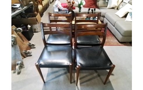 LOT DE 4 CHAISES EN TECK ASSISE SKAI