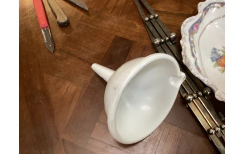 ENTONNOIR BLANC PLASTIQUE