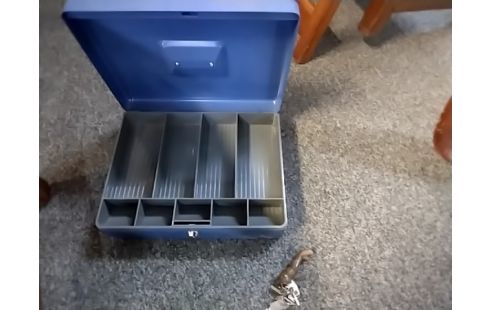 CAISSE BLEUE METAL AVEC CLE