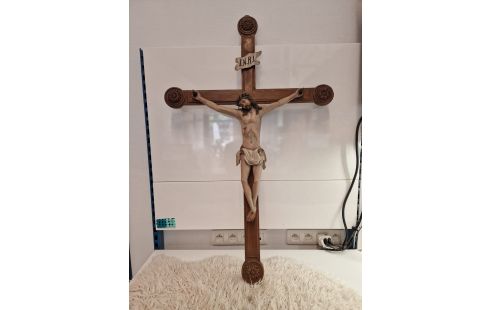 CHRIST EN BOIS SCULPTÉ SUR CROIX