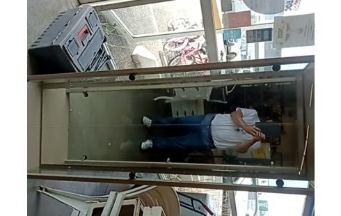 VITRINE 4 ÉTAGÈRES VITRÉES, FOND MIROIR