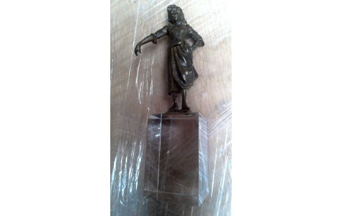 ESTATUÍLLA BRONCE PLEXIGLÁS