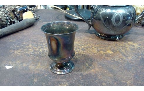 GOBELET EN METAL ARGENTE