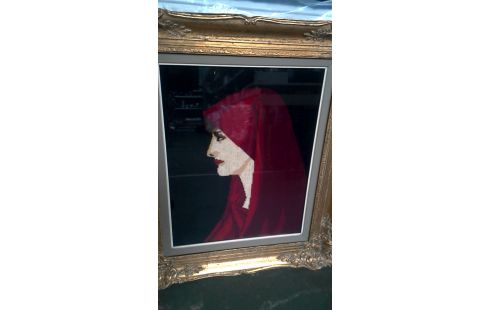 BORDUURWERK DAME IN ROOD KADER VERGULD