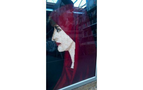 BORDUURWERK DAME IN ROOD KADER VERGULD