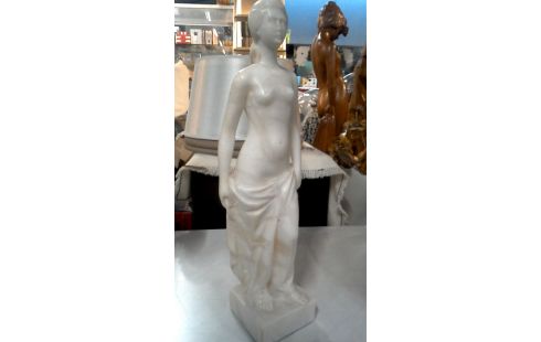 ESTATUA MUJER MÁRMOL