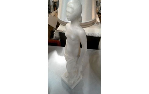ESTATUA MUJER MÁRMOL
