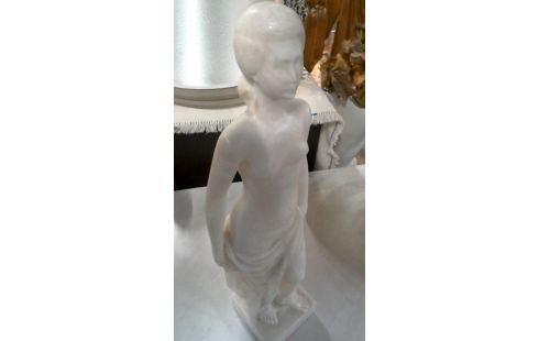 ESTATUA MUJER MÁRMOL
