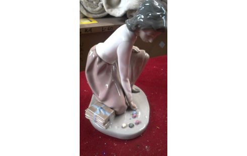 ESTATUÍLLA CHICA MET, , CANICAS