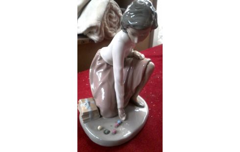 ESTATUÍLLA CHICA MET, , CANICAS