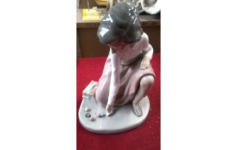 ESTATUÍLLA CHICA MET, , CANICAS