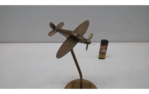 VLIEGTUIG OP STAANDER IN MESSING