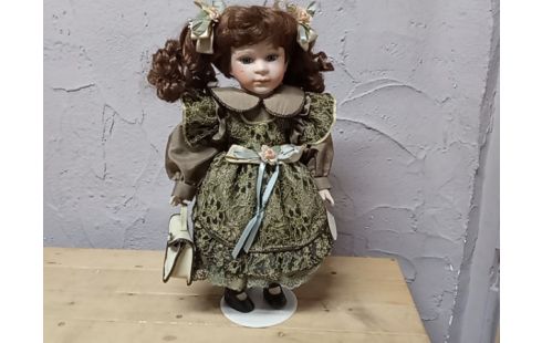 POUPEE EN PORCELAINE