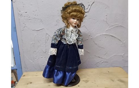 POUPEE EN PORCELAINE