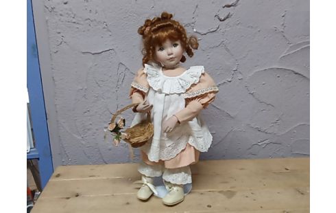 POUPEE EN PORCELAINE