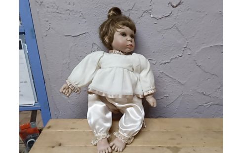 POUPEE EN PORCELAINE