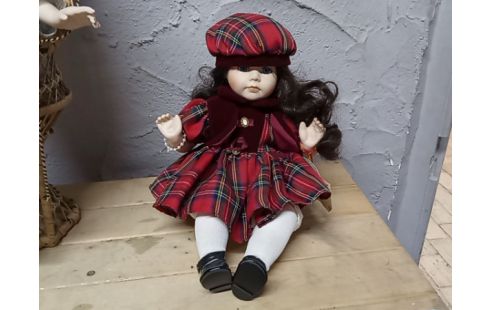 POUPEE EN PORCELAINE