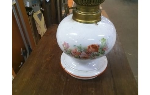 LAMPE A PETROLE ROSE
