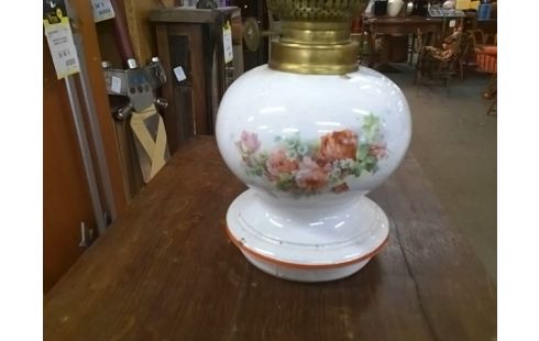 LAMPE A PETROLE ROSE