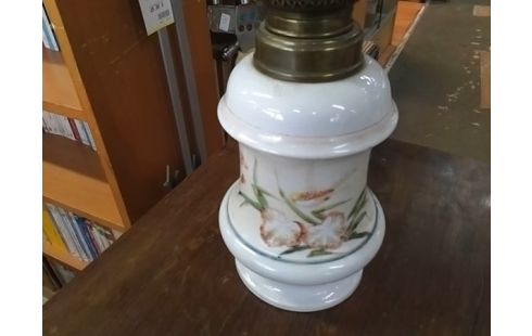 LAMPE A PETROLE MOTIF FLEURS