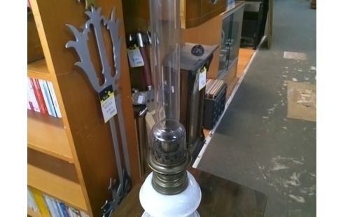 LAMPE A PETROLE MOTIF FLEURS