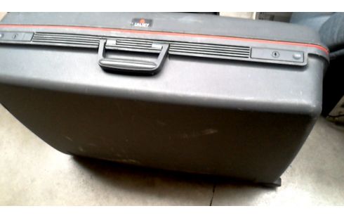 REISKOFFER DELSEY GRIJS PVC + SLEUTEL