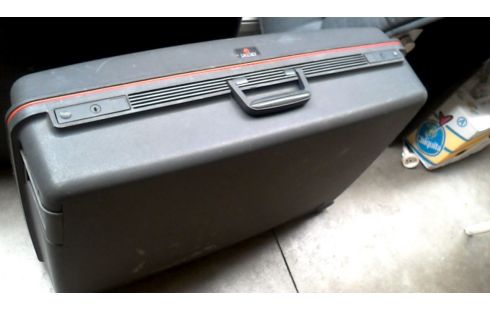 REISKOFFER DELSEY GRIJS PVC + SLEUTEL