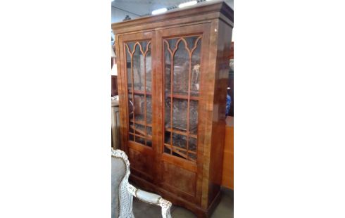 ANTIEKE VITRINEKAST NOTENFINEER