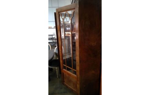 ANTIEKE VITRINEKAST NOTENFINEER