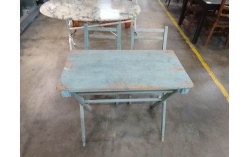 TABLE PLIABLE + 2 CHAISES BOIS EN L'ÉTAT