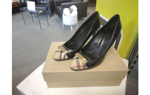 CHAUSSURES FEMME BURBERRY TAILLE 38.5