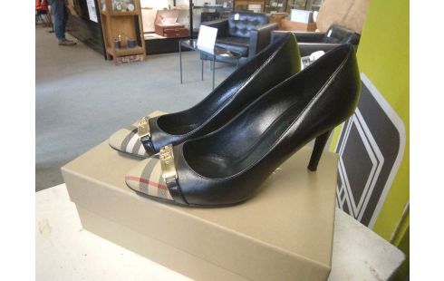 CHAUSSURES FEMME BURBERRY TAILLE 38.5