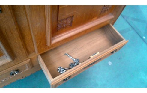 ARMOIRE STYLE LOUIS XIV 2 PORTES / 2 TIROIRS CHENE