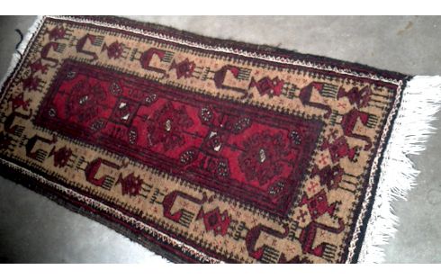 TAPIJT HANDGEKNOOPT KLEIN BORDEAUX BRUIN