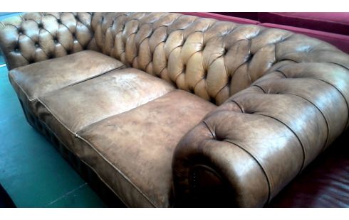 BUTACA. 3 PLAZAS CHESTERFIELD CUERO CLARO PARDO