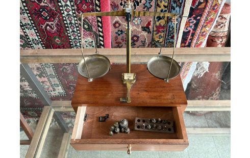 BALANCE ACAJOU 1 TIROIR AVEC SES POIDS