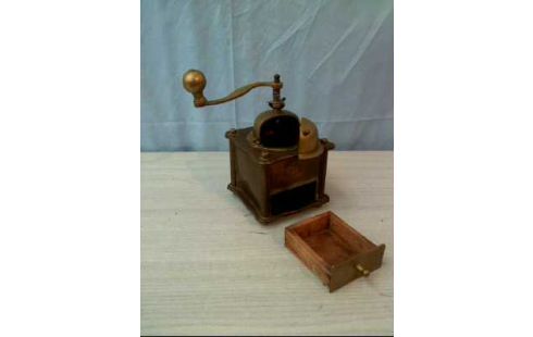 MOLINILLO DE CAFÉ LATÓN