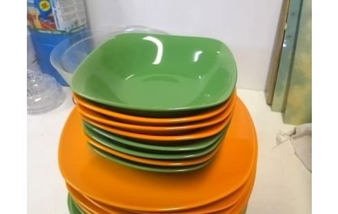 LOT D'ASSIETTES VERTES ET ORANGES