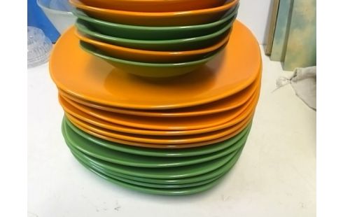 LOT D'ASSIETTES VERTES ET ORANGES