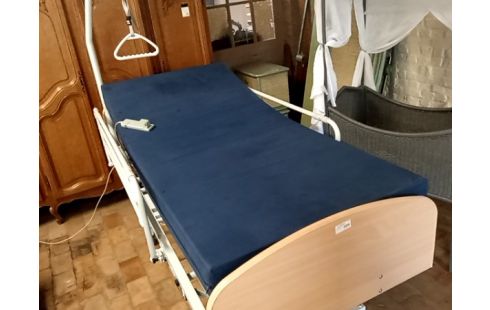 LIT MEDICALISÉ ELECTRIQUE AVEC BARRIÈRE ET PERROQUET