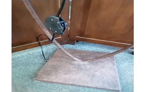 LAMPADAIRE Pied metal abat jour rouge et orange prise abîmée