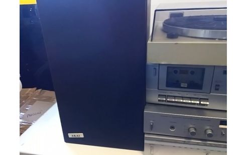 CHAINE HIFI AKAI (AVEC TUNER, AMPLI, LECTEUR K7 ET PLATINE) + 2 ENCEINTES